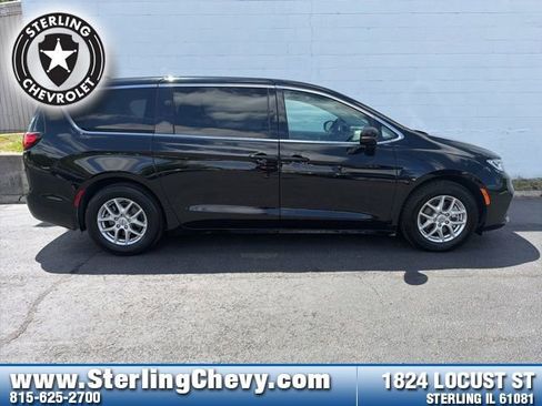 Used 2024 Chrysler Pacifica Touring-L FWD image 6
