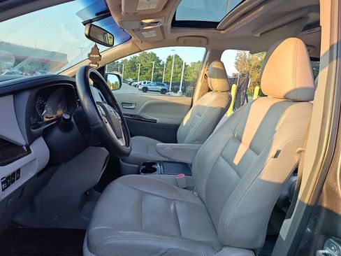 Used 2017 Toyota Sienna XLE Premium FWD image 6