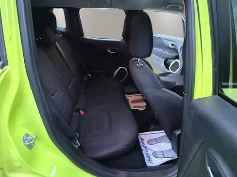 Used 2018 Jeep Renegade Latitude w/ Cold Weather Group FWD image 15