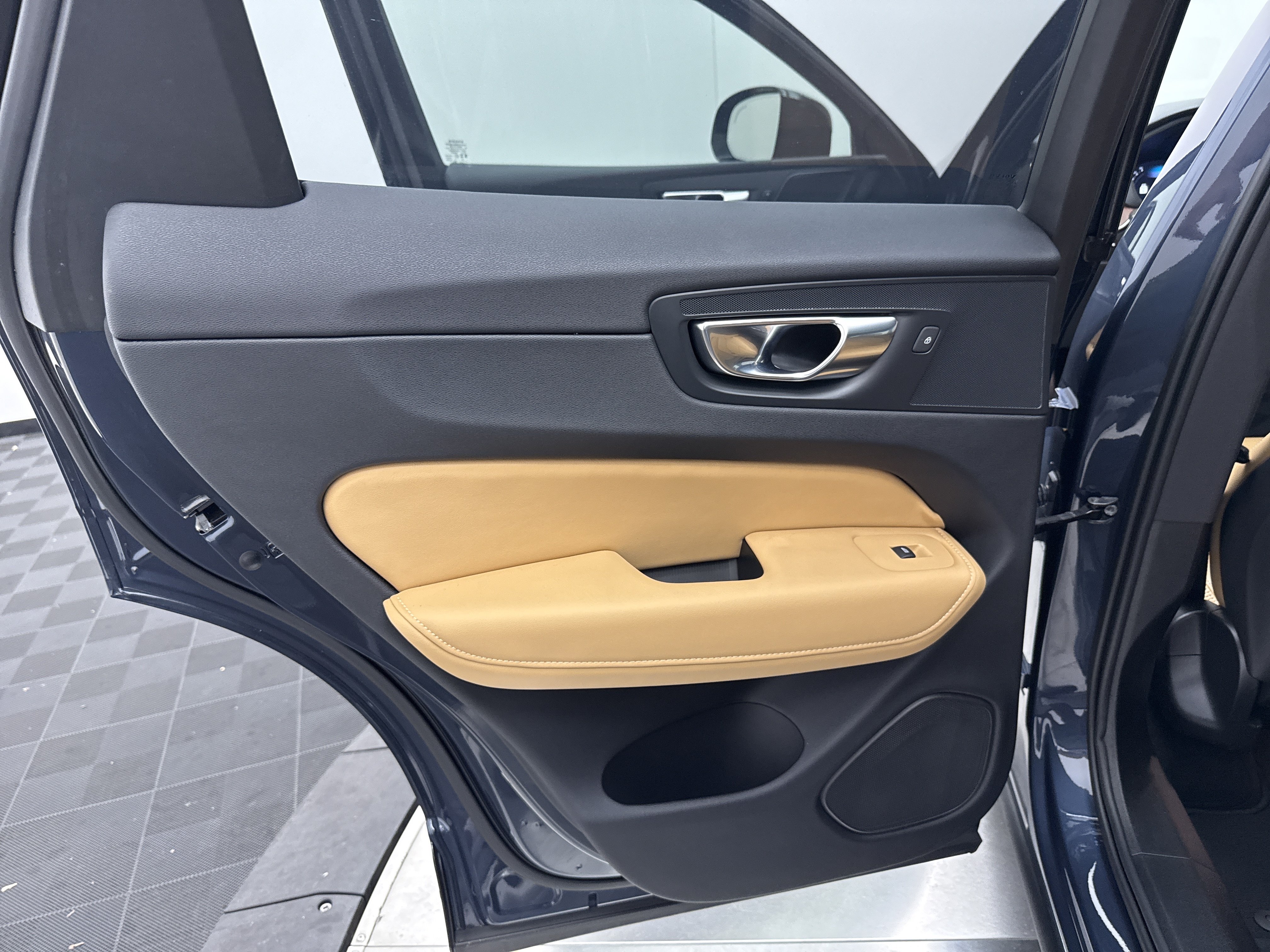 Certified 2024 Volvo XC60 B5 Ultimate w/ Protection Package Premier AWD/4WD image 24