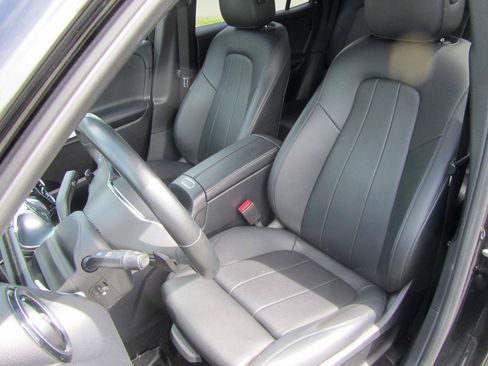Used 2020 Mercedes-Benz GLB 250 4MATIC w/ Premium Package image 19