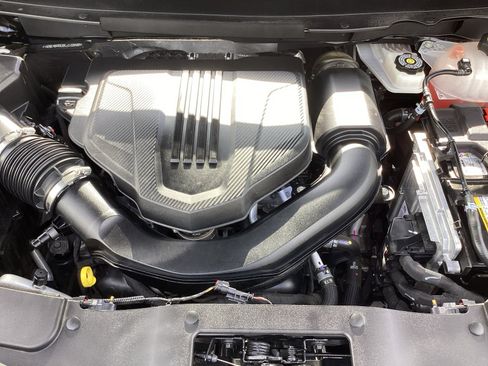 Used 2025 Chevrolet Traverse LT FWD image 32