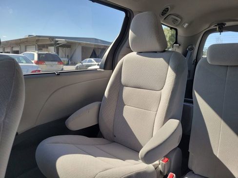 Used 2018 Toyota Sienna LE image 4