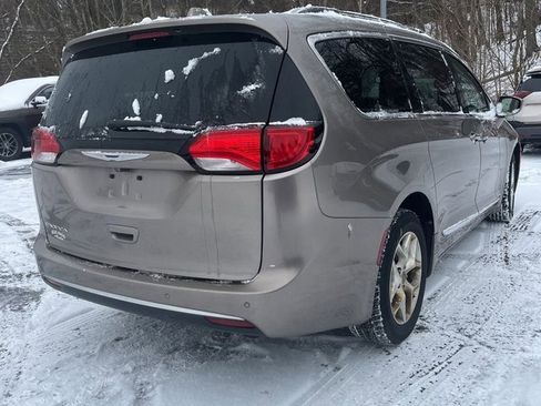 Used 2017 Chrysler Pacifica Touring-L w/ Tire & Wheel Group image 8