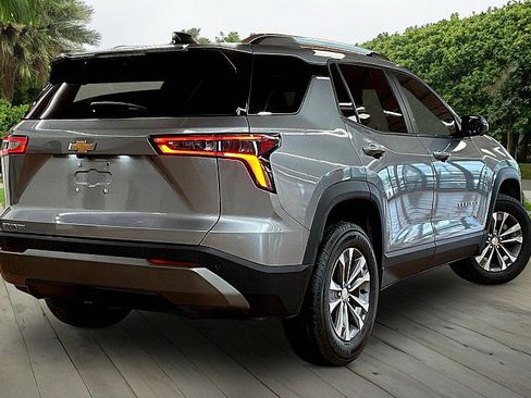 Used 2025 Chevrolet Equinox LT w/ Convenience Package II image 2