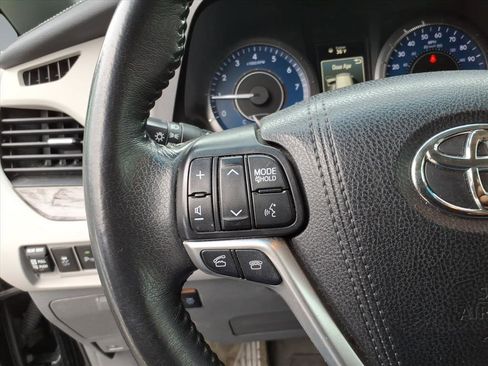 Used 2016 Toyota Sienna XLE image 15