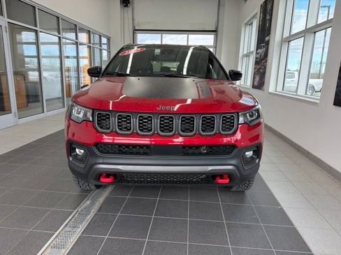 Used 2025 Jeep Compass Trailhawk AWD/4WD image 2
