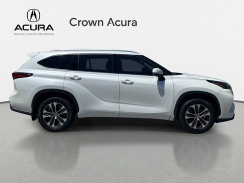 Used 2021 Toyota Highlander XLE AWD/4WD image 5