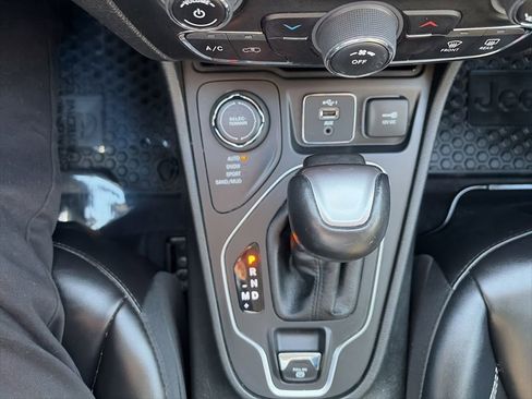 Used 2022 Jeep Cherokee Latitude AWD/4WD image 16
