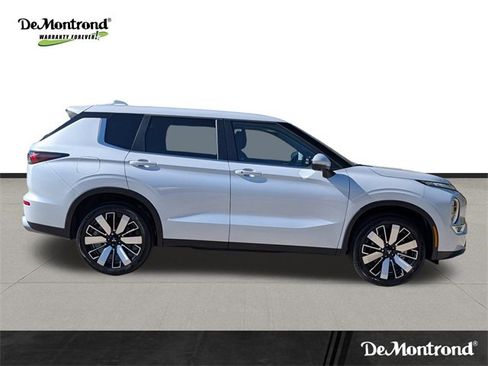 New 2025 Mitsubishi Outlander SE image 4