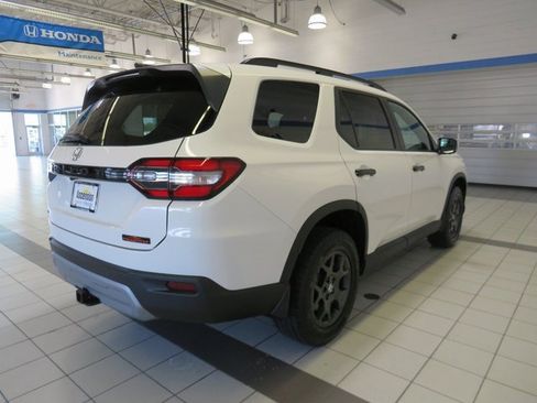 New 2025 Honda Pilot TrailSport image 2