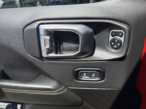 Used 2025 Jeep Wrangler Unlimited Sahara AWD/4WD image 13