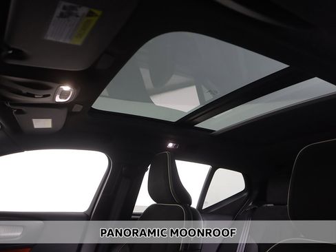 Used 2021 Volvo XC40 T5 R-Design image 4