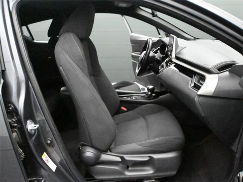 Used 2019 Toyota C-HR XLE image 17