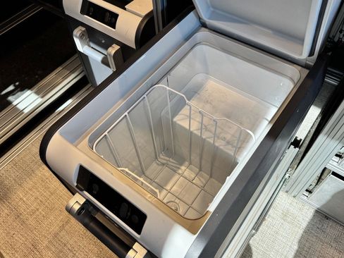 Used 2023 Ford Transit 350 XLT image 24