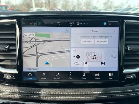 Used 2025 Chrysler Pacifica Limited image 26