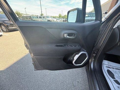 Used 2018 Jeep Renegade Latitude FWD image 17
