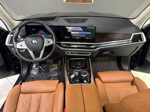 Used 2025 BMW X7 xDrive40i w/ Premium Package AWD/4WD image 4