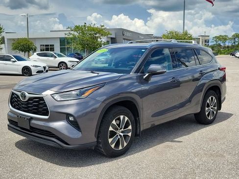 Used 2021 Toyota Highlander XLE AWD/4WD image 2