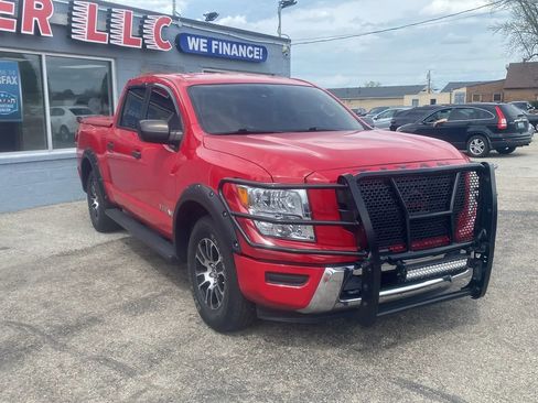 Used 2022 Nissan Titan SV AWD/4WD image 3