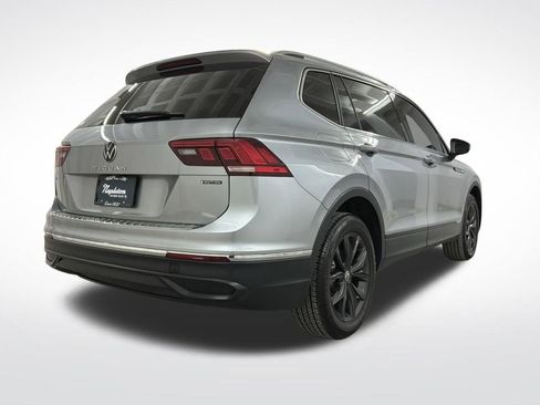 Used 2024 Volkswagen Tiguan SE w/ Panoramic Sunroof Package AWD/4WD image 3