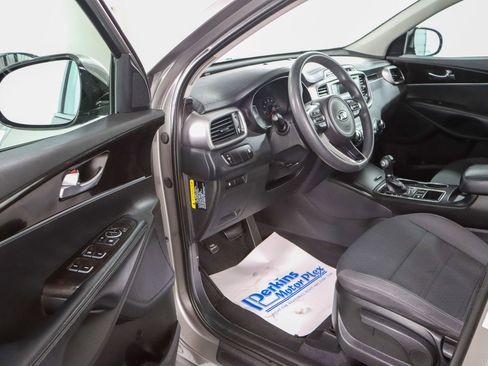 Used 2017 Kia Sorento L image 3