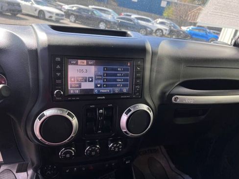 Used 2014 Jeep Wrangler Unlimited Rubicon w/ Connectivity Group AWD/4WD image 8