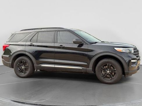 Used 2020 Ford Explorer XLT w/ Equipment Group 202A AWD/4WD image 2