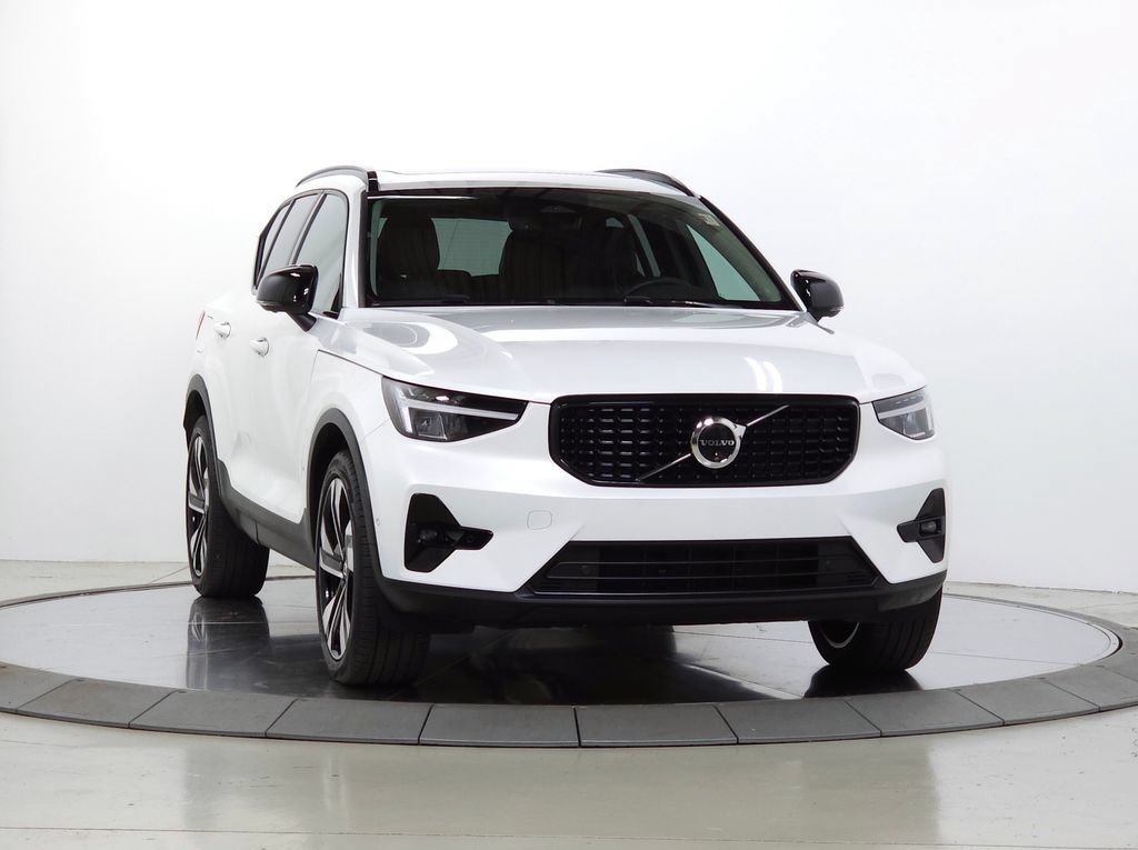 Certified 2024 Volvo XC40 B5 Plus w/ Climate Package AWD/4WD image 1