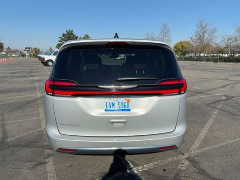 Used 2024 Chrysler Pacifica Touring-L image 6