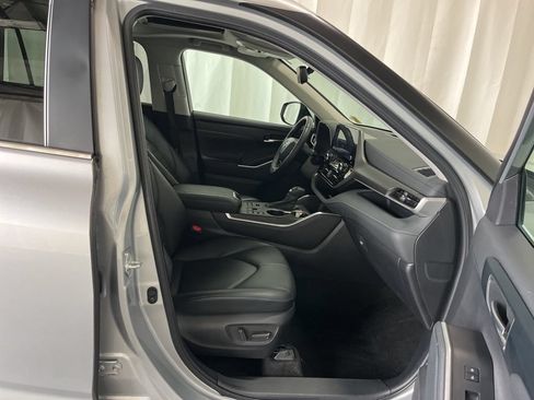 Used 2024 Toyota Highlander XLE AWD/4WD image 22