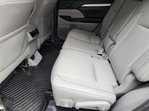 Used 2017 Toyota Highlander Plus FWD image 30