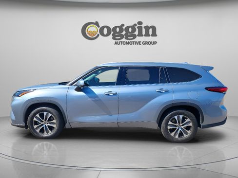 Used 2022 Toyota Highlander XLE image 4