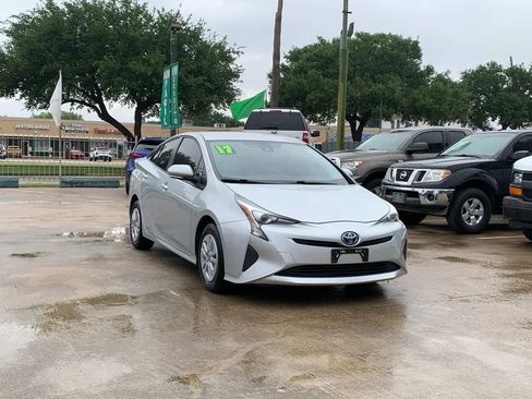 Used 2017 Toyota Prius Two FWD image 3
