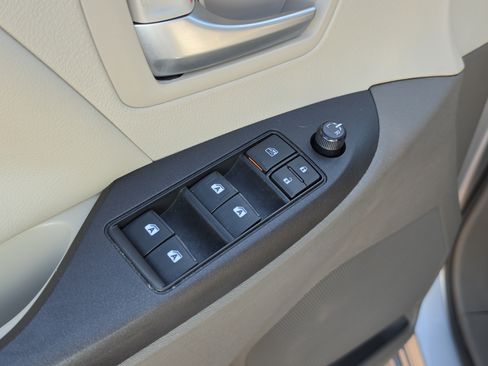 Used 2018 Toyota Sienna LE FWD image 19
