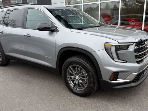 Used 2025 GMC Acadia Elevation image 1