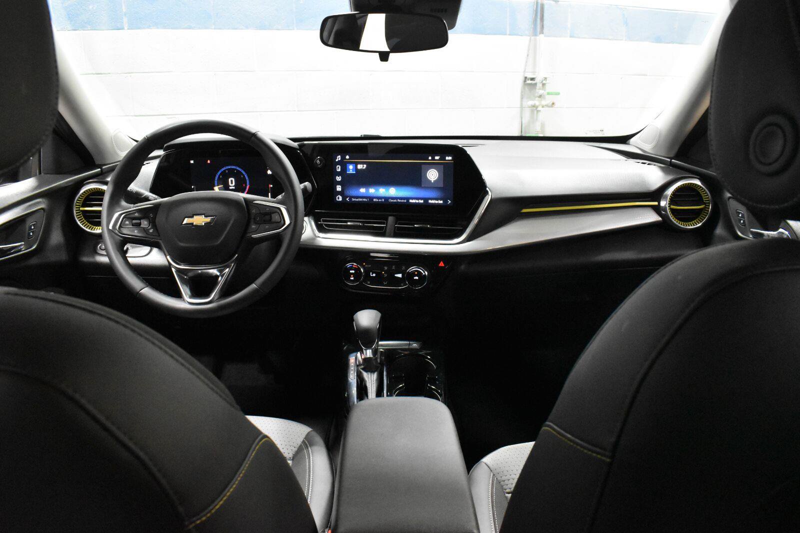 Used 2025 Chevrolet Trax LT w/ LT Convenience Package FWD image 5