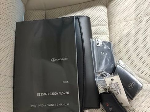 Used 2025 Lexus ES 300h Ultra Luxury w/ Accessory Package (Z1) FWD image 9