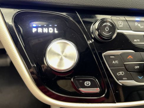 Used 2024 Chrysler Pacifica Touring-L FWD image 65