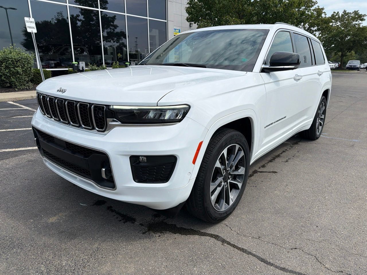 Used 2022 Jeep Grand Cherokee L Overland w/ Advanced Protech Group III AWD/4WD image 3