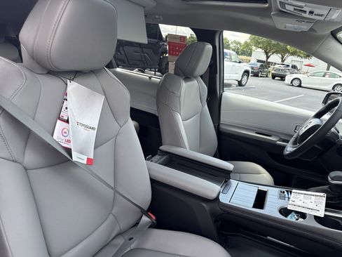 New 2025 Toyota Sienna XLE image 37
