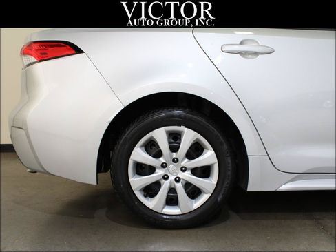 Used 2020 Toyota Corolla LE FWD image 12