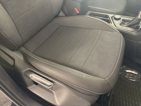Used 2023 Volkswagen Taos SE w/ Panoramic Sunroof Package AWD/4WD image 28