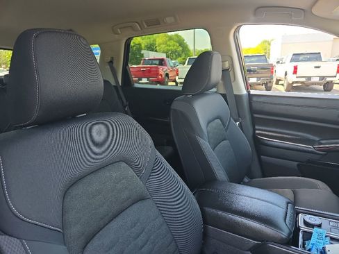 Used 2025 Nissan Pathfinder SV AWD/4WD image 9