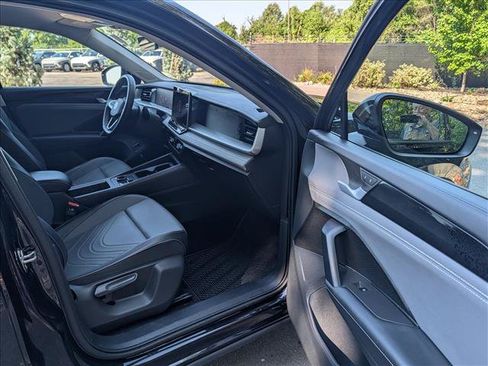 Used 2025 Volkswagen Tiguan SE AWD/4WD image 11