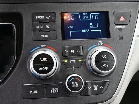 Used 2020 Toyota Sienna LE AWD/4WD image 25