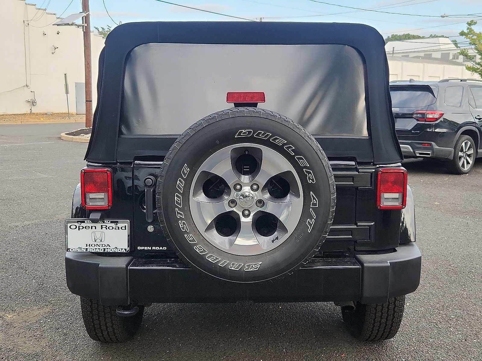 Used 2016 Jeep Wrangler Unlimited Sahara w/ Dual Top Group AWD/4WD image 5