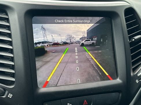 Used 2018 Jeep Cherokee Overland image 19