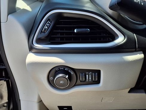 Used 2023 Chrysler Pacifica Touring-L FWD image 17