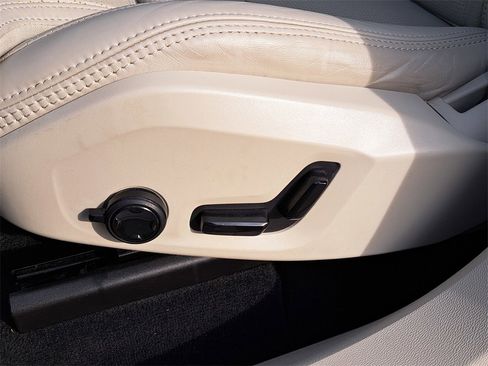 Used 2023 Volvo XC60 B5 Ultimate w/ Climate Package image 19